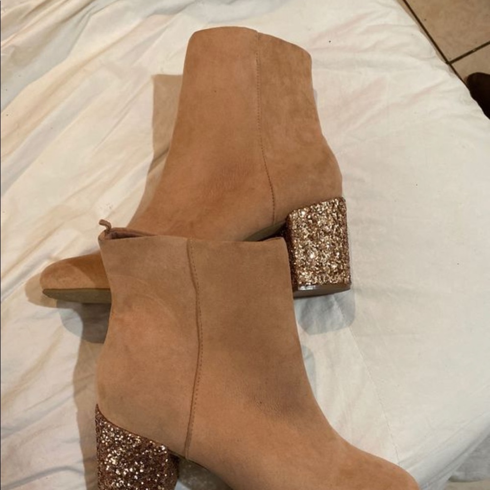Women’s pink suede booties